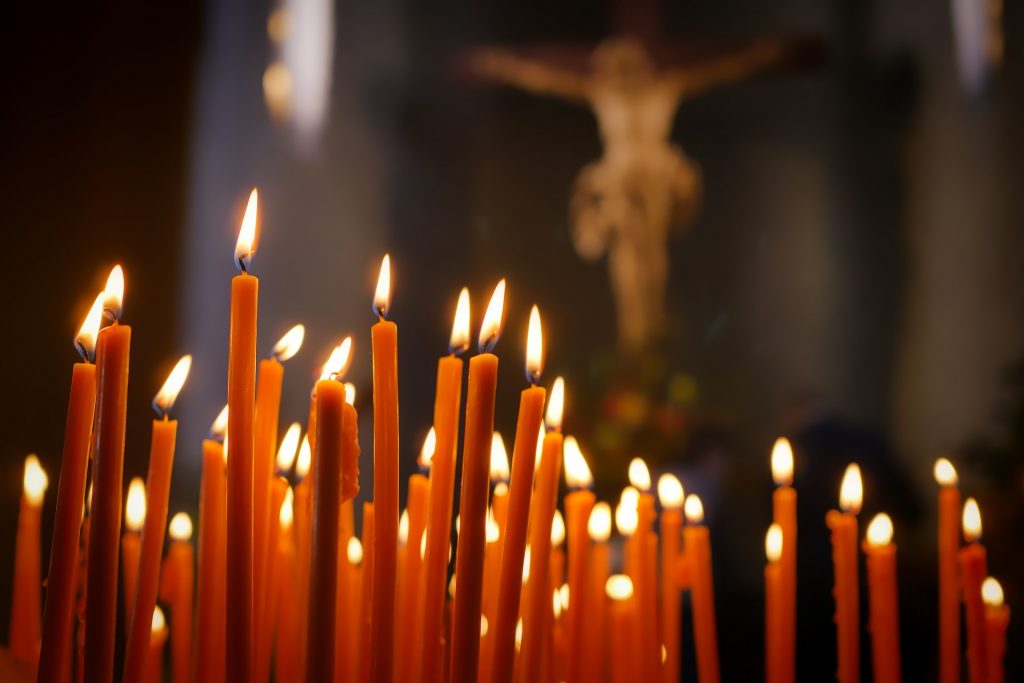 Rozsvietené sviečky na cintoríne počas Sviatku všetkých svätých