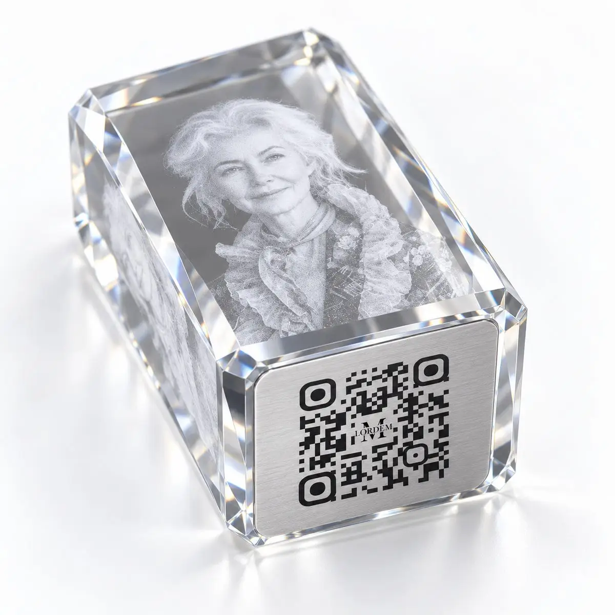 Memories Aura Prisma – sklo s frézovanými hranami, gravírovaná fotografia a strieborná QR platnička