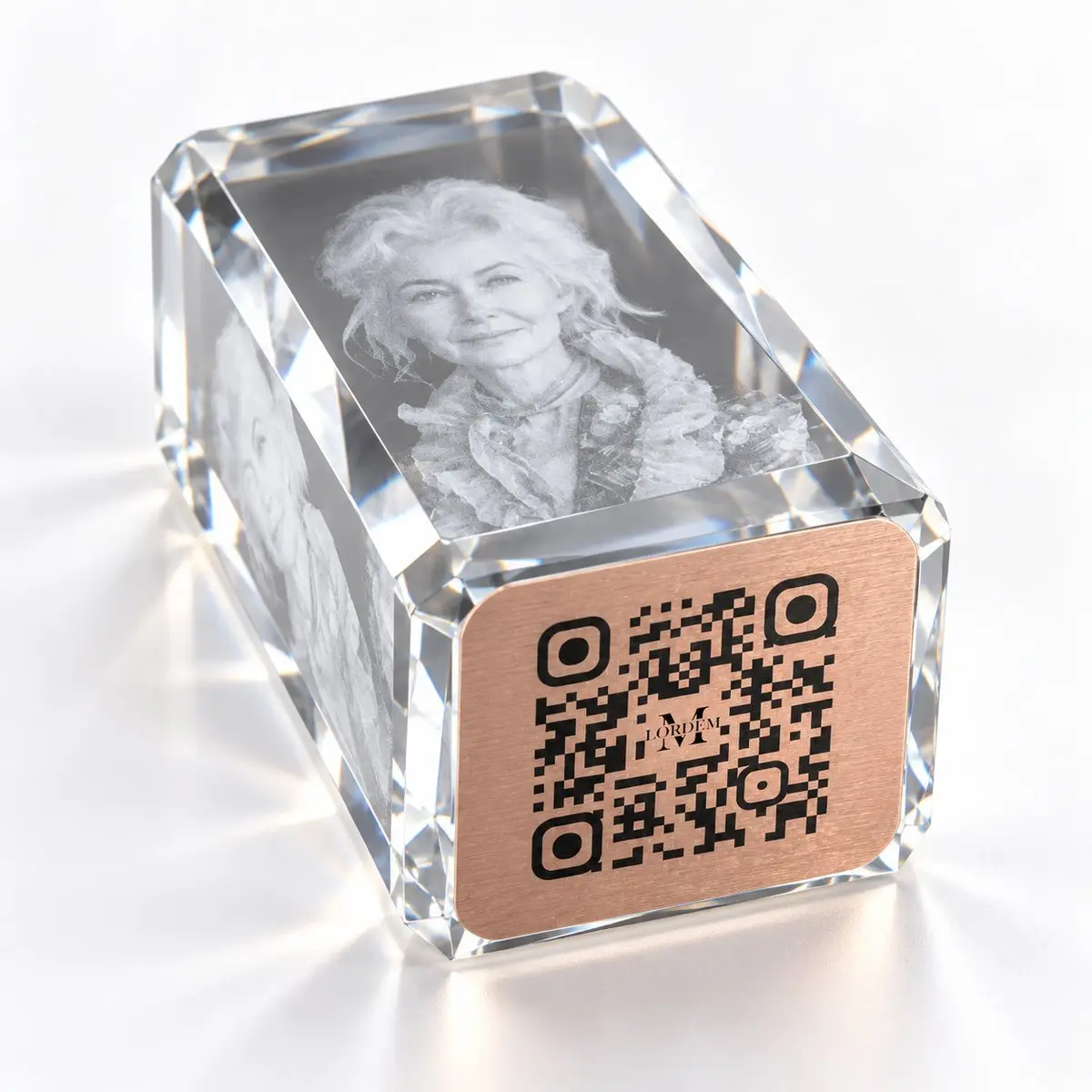 Memories Aura Prisma – medená QR platnička a gravírovaná fotografia v skle