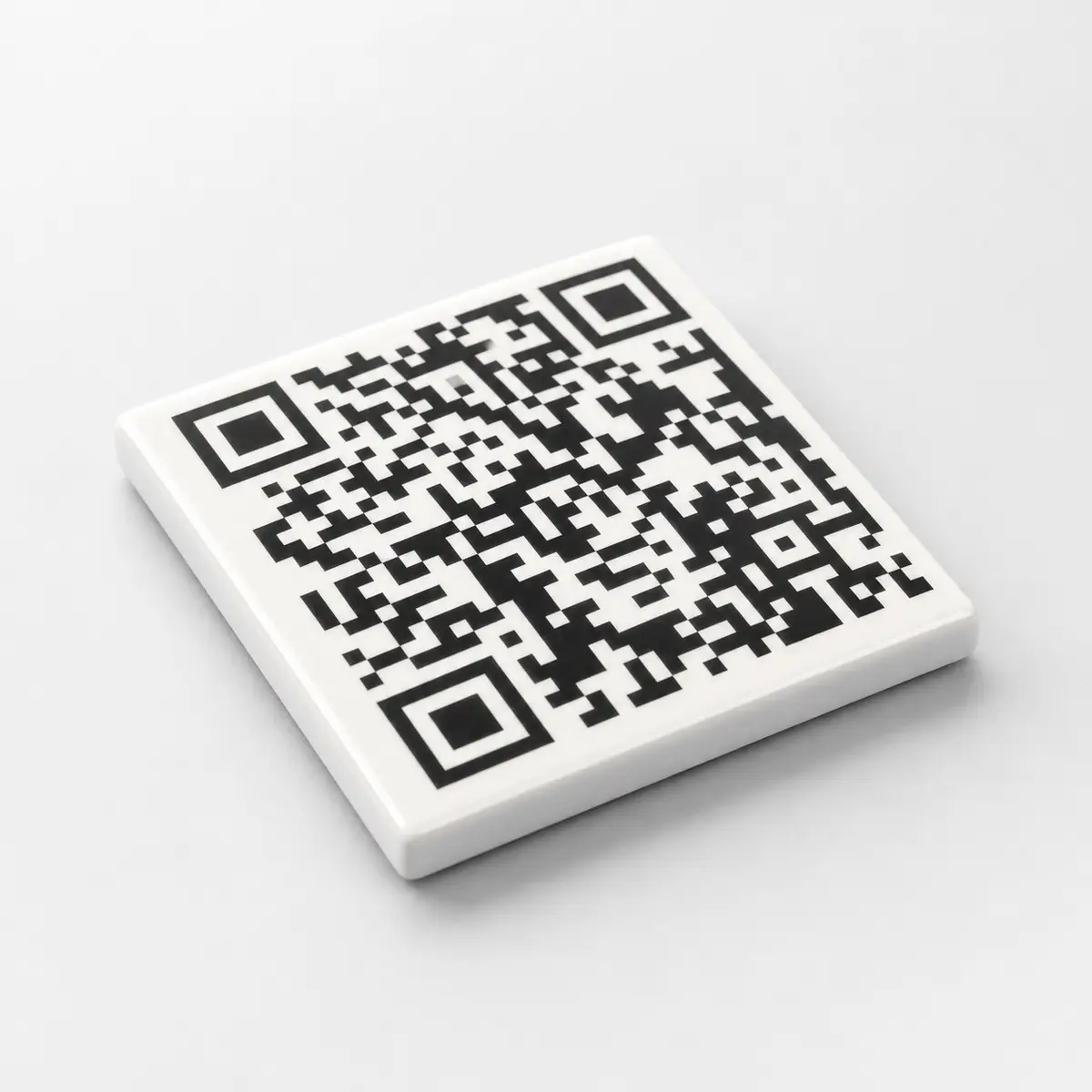 Memories Ceramic – biely keramický QR nosič spomienok, pohľad zo šikma
