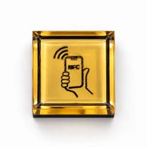 Memories Tap – NFC nosič zaliaty v živici so zlatým podkladom, čelný pohľad