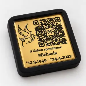 Memories Onyx – zlatá QR platnička s holubicou a textom v čiernom ráme, pohľad zo šikma