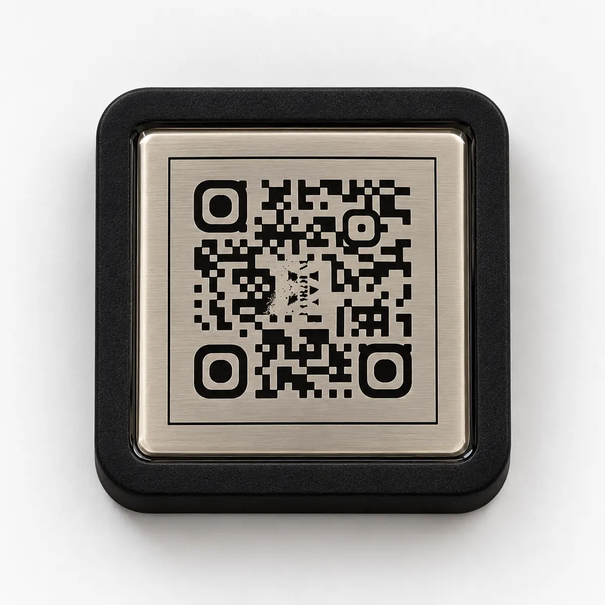 Memories Onyx – strieborná QR platnička v čiernom ráme, čelný pohľad